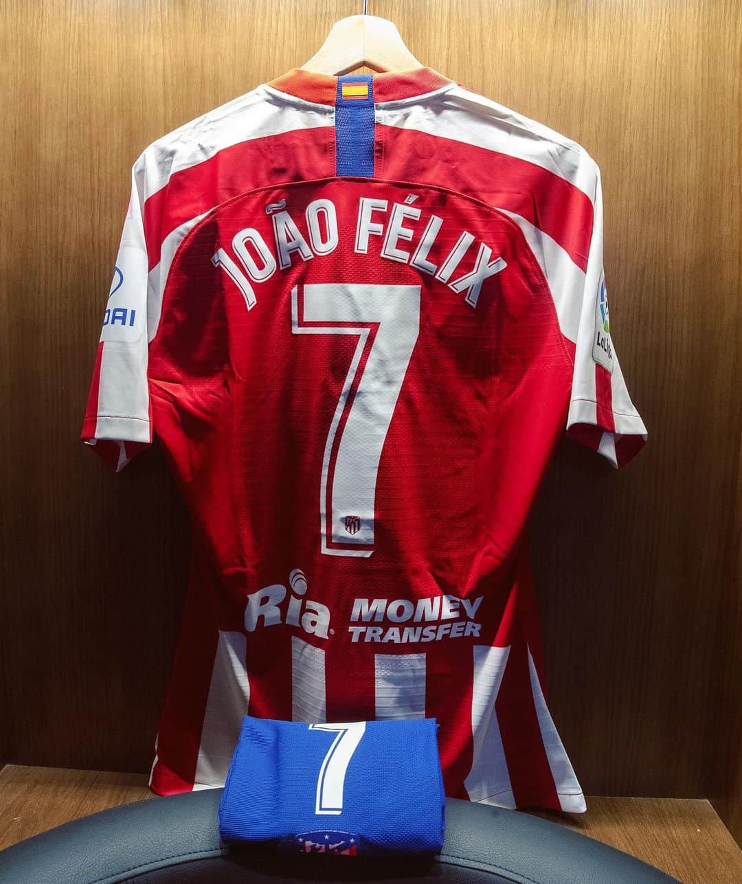 LFPさんのインスタグラム写真 - (LFPInstagram)「That’s the shirt of a GOLDEN BOY! 🌟 • ¡Esa es la camiseta de un GOLDEN BOY! 🌟 • #Joao #Felix #Atleti #Golden #Boy #LaLiga #LaLigaSantander」12月18日 2時32分 - laliga