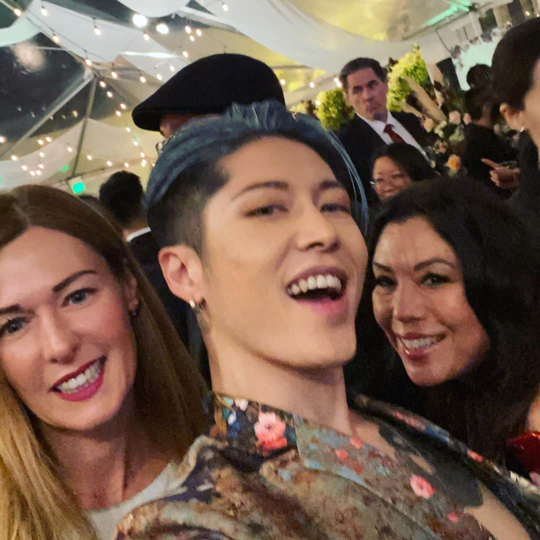 雅-MIYAVI-さんのインスタグラム写真 - (雅-MIYAVI-Instagram)「Made new friends!!!! ;) And they are SO TALENTED 🙌🏻 What an unforgettable night. So many great Asian creators from all over the world all gathered and celebrated. Yes, it’s our time. Time to show our capability and possibility. And at the same time, it brings and shows more diversity not only for Asians, but for all people of color, people with disabilities, Men, Women, Straight and LGBTQ. While having different values, we can respect and understand each other and create a perfect harmony. I feel it’s coming. We are all different, but we are one☝🏻Asia, Love, World, Peace 🌎 亚洲，爱，世界，和平🌏 ロサンゼルスにて行われた、アジアンアメリカンアワードに出演させていただきました！友達いっぱいできた😃✌🏻世界中に、こんなにも才能豊かなアジア人がたくさんいる。僕たちアジア人の時代が来ていると感じます。それと同時に、アジア人だけでなく、ダイバーシティ（多様性）＝白人、黒人、障害を持つ方も、ストレートも、ゲイも、皆が違った価値観を持ち、その上で尊重しあい、調和していく、そんな時代が近づいてきている、そう感じます。そして、それを加速、実現させるのが、音楽や映画、ファッション、文化の力、役割だと思っています。呼んでくださった組織委員会の皆さん、ありがとうございました！！そして、バンド、USクルー、応援に駆けつけてくれた友人たちもグッジョブ＆ありがとう！！！！👍🏻👍🏻💯 #UnforgettableGala #unforgettable」12月18日 2時40分 - miyavi_ishihara