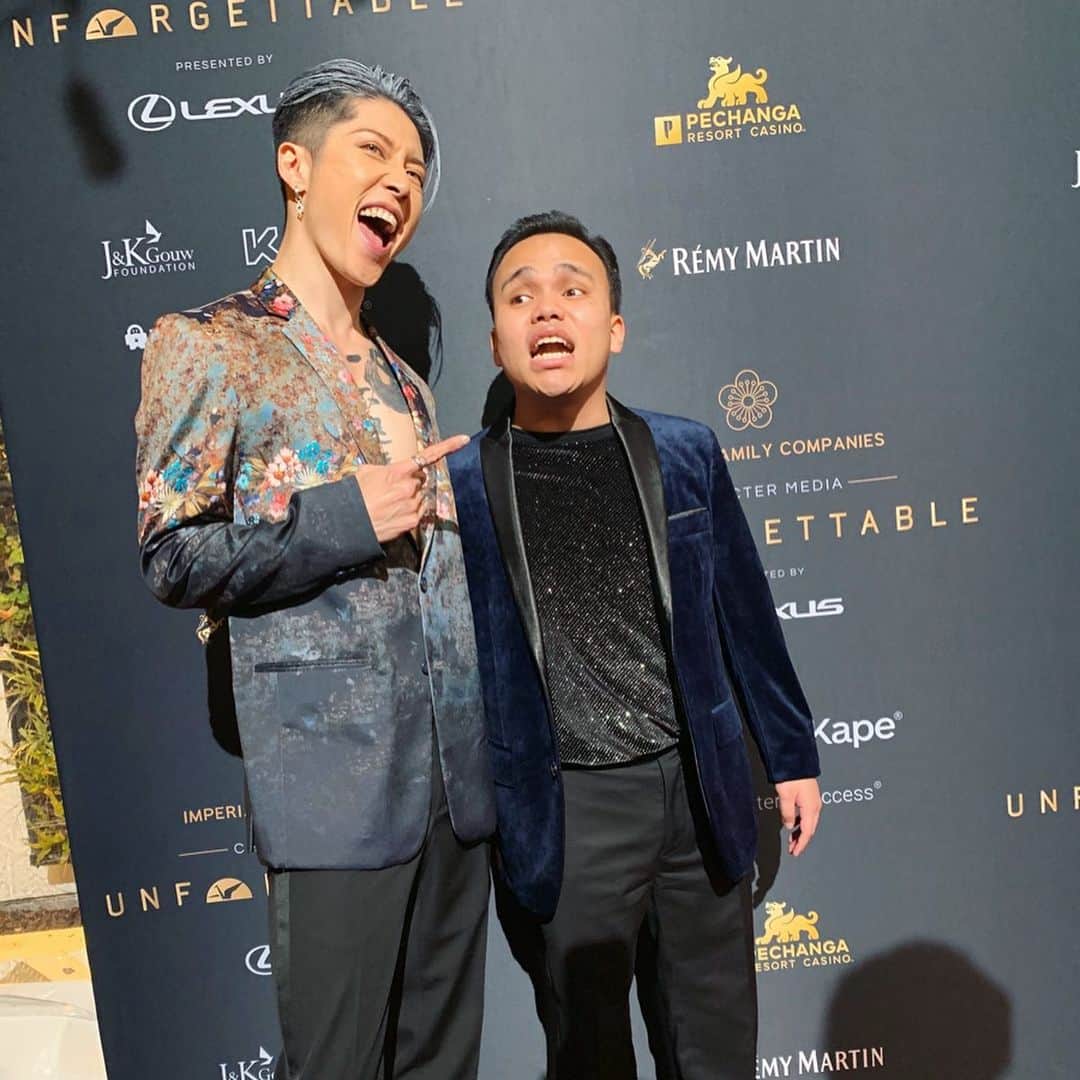 雅-MIYAVI-さんのインスタグラム写真 - (雅-MIYAVI-Instagram)「Made new friends!!!! ;) And they are SO TALENTED 🙌🏻 What an unforgettable night. So many great Asian creators from all over the world all gathered and celebrated. Yes, it’s our time. Time to show our capability and possibility. And at the same time, it brings and shows more diversity not only for Asians, but for all people of color, people with disabilities, Men, Women, Straight and LGBTQ. While having different values, we can respect and understand each other and create a perfect harmony. I feel it’s coming. We are all different, but we are one☝🏻Asia, Love, World, Peace 🌎 亚洲，爱，世界，和平🌏 ロサンゼルスにて行われた、アジアンアメリカンアワードに出演させていただきました！友達いっぱいできた😃✌🏻世界中に、こんなにも才能豊かなアジア人がたくさんいる。僕たちアジア人の時代が来ていると感じます。それと同時に、アジア人だけでなく、ダイバーシティ（多様性）＝白人、黒人、障害を持つ方も、ストレートも、ゲイも、皆が違った価値観を持ち、その上で尊重しあい、調和していく、そんな時代が近づいてきている、そう感じます。そして、それを加速、実現させるのが、音楽や映画、ファッション、文化の力、役割だと思っています。呼んでくださった組織委員会の皆さん、ありがとうございました！！そして、バンド、USクルー、応援に駆けつけてくれた友人たちもグッジョブ＆ありがとう！！！！👍🏻👍🏻💯 #UnforgettableGala #unforgettable」12月18日 2時40分 - miyavi_ishihara
