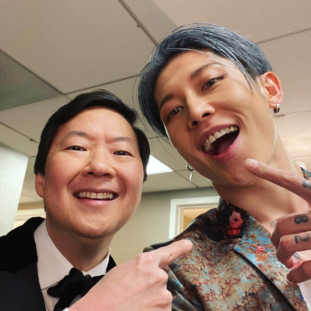 雅-MIYAVI-さんのインスタグラム写真 - (雅-MIYAVI-Instagram)「Made new friends!!!! ;) And they are SO TALENTED 🙌🏻 What an unforgettable night. So many great Asian creators from all over the world all gathered and celebrated. Yes, it’s our time. Time to show our capability and possibility. And at the same time, it brings and shows more diversity not only for Asians, but for all people of color, people with disabilities, Men, Women, Straight and LGBTQ. While having different values, we can respect and understand each other and create a perfect harmony. I feel it’s coming. We are all different, but we are one☝🏻Asia, Love, World, Peace 🌎 亚洲，爱，世界，和平🌏 ロサンゼルスにて行われた、アジアンアメリカンアワードに出演させていただきました！友達いっぱいできた😃✌🏻世界中に、こんなにも才能豊かなアジア人がたくさんいる。僕たちアジア人の時代が来ていると感じます。それと同時に、アジア人だけでなく、ダイバーシティ（多様性）＝白人、黒人、障害を持つ方も、ストレートも、ゲイも、皆が違った価値観を持ち、その上で尊重しあい、調和していく、そんな時代が近づいてきている、そう感じます。そして、それを加速、実現させるのが、音楽や映画、ファッション、文化の力、役割だと思っています。呼んでくださった組織委員会の皆さん、ありがとうございました！！そして、バンド、USクルー、応援に駆けつけてくれた友人たちもグッジョブ＆ありがとう！！！！👍🏻👍🏻💯 #UnforgettableGala #unforgettable」12月18日 2時40分 - miyavi_ishihara