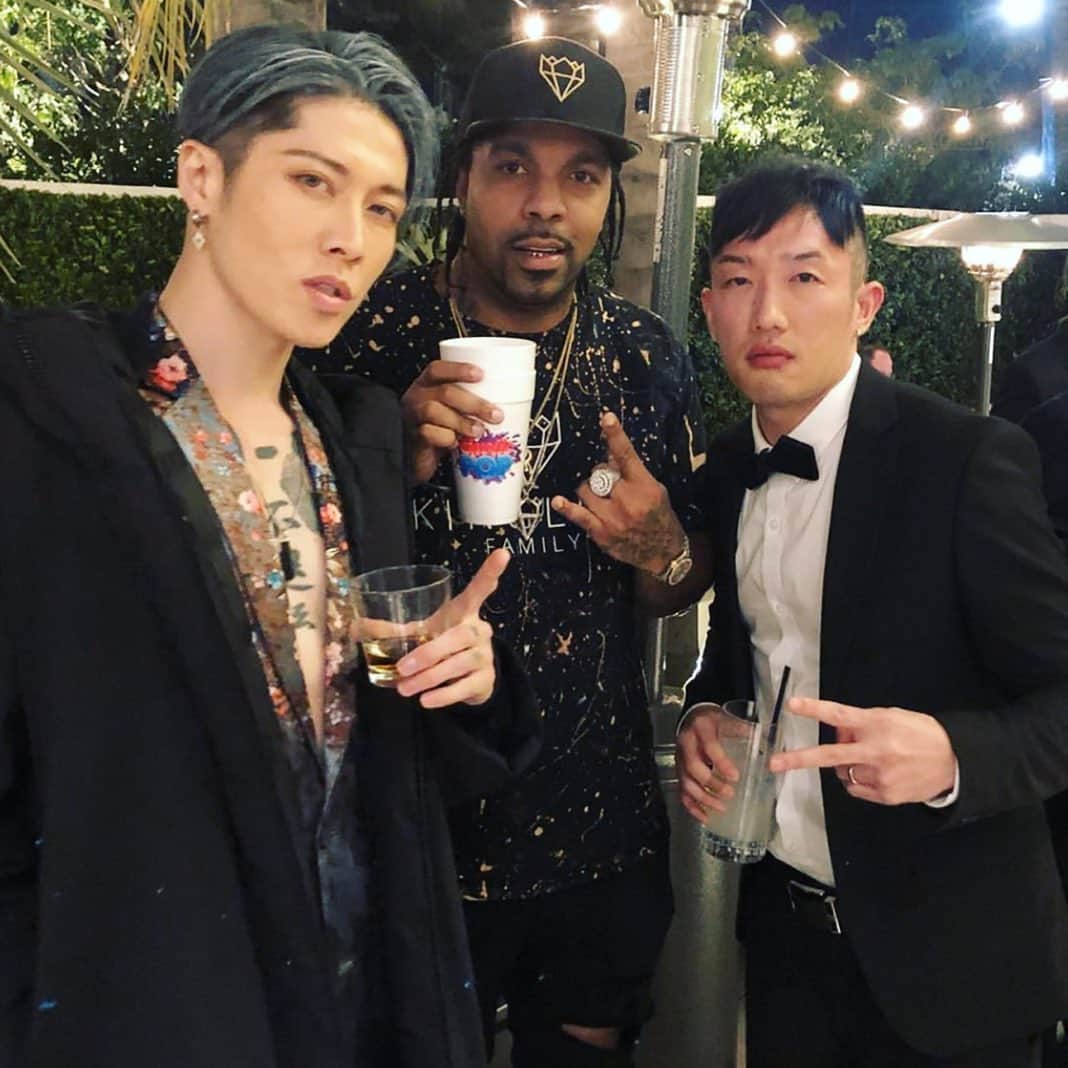雅-MIYAVI-さんのインスタグラム写真 - (雅-MIYAVI-Instagram)「Made new friends!!!! ;) And they are SO TALENTED 🙌🏻 What an unforgettable night. So many great Asian creators from all over the world all gathered and celebrated. Yes, it’s our time. Time to show our capability and possibility. And at the same time, it brings and shows more diversity not only for Asians, but for all people of color, people with disabilities, Men, Women, Straight and LGBTQ. While having different values, we can respect and understand each other and create a perfect harmony. I feel it’s coming. We are all different, but we are one☝🏻Asia, Love, World, Peace 🌎 亚洲，爱，世界，和平🌏 ロサンゼルスにて行われた、アジアンアメリカンアワードに出演させていただきました！友達いっぱいできた😃✌🏻世界中に、こんなにも才能豊かなアジア人がたくさんいる。僕たちアジア人の時代が来ていると感じます。それと同時に、アジア人だけでなく、ダイバーシティ（多様性）＝白人、黒人、障害を持つ方も、ストレートも、ゲイも、皆が違った価値観を持ち、その上で尊重しあい、調和していく、そんな時代が近づいてきている、そう感じます。そして、それを加速、実現させるのが、音楽や映画、ファッション、文化の力、役割だと思っています。呼んでくださった組織委員会の皆さん、ありがとうございました！！そして、バンド、USクルー、応援に駆けつけてくれた友人たちもグッジョブ＆ありがとう！！！！👍🏻👍🏻💯 #UnforgettableGala #unforgettable」12月18日 2時40分 - miyavi_ishihara