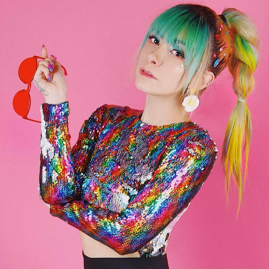ミランダ・イバネスのインスタグラム：「"𝘠𝘰𝘶 𝘢𝘳𝘦 𝘯𝘰𝘵 𝘧𝘳𝘦𝘦 𝘫𝘶𝘴𝘵 𝘣𝘦𝘤𝘢𝘶𝘴𝘦 𝘺𝘰𝘶 𝘤𝘢𝘯 𝘴𝘦𝘦 𝘵𝘩𝘦 𝘰𝘤𝘦𝘢𝘯. ⁣ 𝘊𝘢𝘱𝘵𝘪𝘷𝘪𝘵𝘺 𝘪𝘴 𝘢 𝘮𝘦𝘯𝘵𝘢𝘭𝘪𝘵𝘺. ⁣ 𝘐𝘵’𝘴 𝘢 𝘵𝘩𝘪𝘯𝘨 𝘺𝘰𝘶 𝘤𝘢𝘳𝘳𝘺 𝘸𝘪𝘵𝘩 𝘺𝘰𝘶"⁣ ⁣ 📷 @cabalanmx⁣ 💋 @gryselmakeup⁣ 👗 @dollskill」