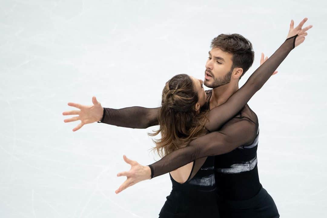 ガブリエラ・パパダキスのインスタグラム：「Memories of Love... Merci @obrajon et @patinagemagazine pour les photos.  Sur le point de partir pour les championnats de 🇫🇷 à Dunkerque pour finir la première partie de la saison... What a life ❤️」
