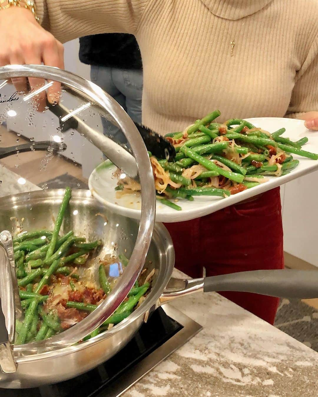 キャンディス・キャメロン・ブレさんのインスタグラム写真 - (キャンディス・キャメロン・ブレInstagram)「Who tried the ‘Garlic Green Bean’ recipe I posted over the Thanksgiving holiday? Now...who tried it and cooked it in the #CookCraftbyCandace pan?? 😋 @cookcraftco is giving 20% off now until Christmas Day 🙌🏼✨. . .it’s the gift that keeps on giving!  USE CODE :: HOLIDAY  Head to their website ❤️💚」12月18日 3時13分 - candacecbure