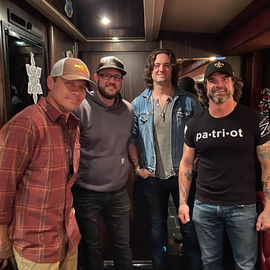 3 Doors Downさんのインスタグラム写真 - (3 Doors DownInstagram)「We had a great time meeting you all for @christmas4kidstn yesterday. 📸: @chuckpursel」12月18日 3時15分 - 3doorsdown