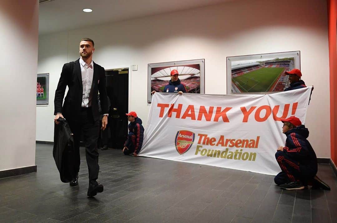 カラム・チャンバースのインスタグラム：「@arsenal_foundation 💪🏼」