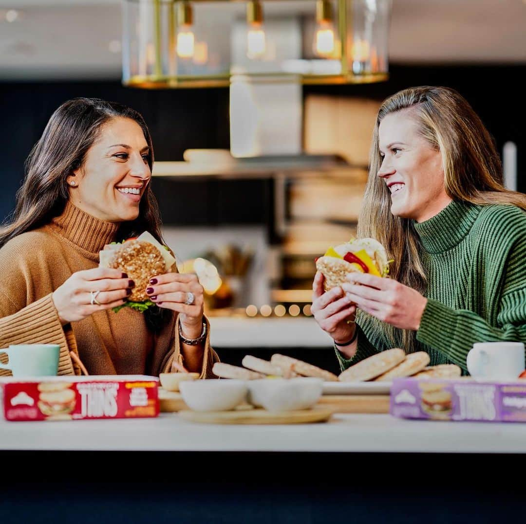 アリッサ・ナアーのインスタグラム：「#Ad @carlilloyd and I took a day off from the field to talk soccer and staying inspired. All while enjoying @arnoldbread Sandwich Thins Rolls! Check back on Friday for more!」