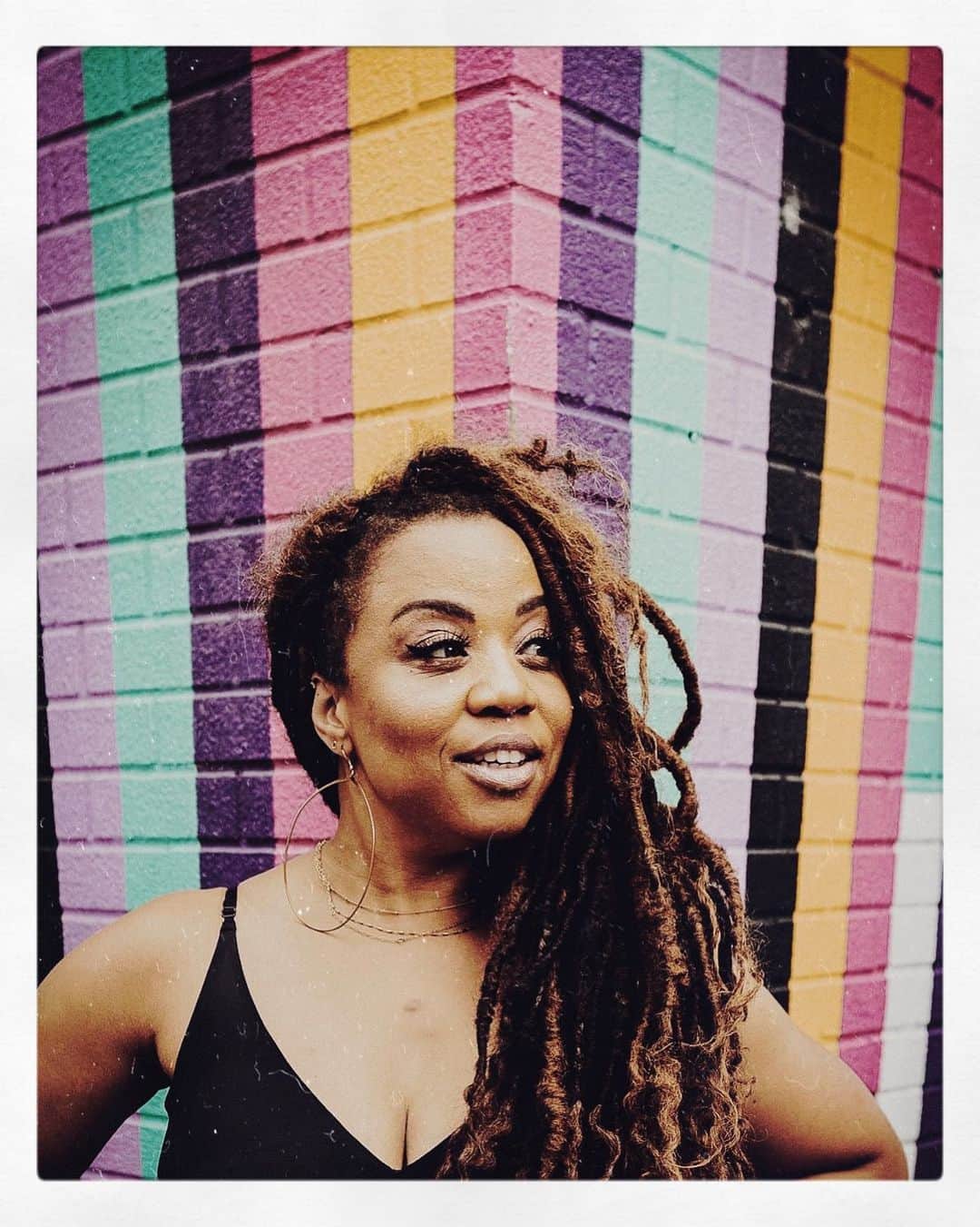 のインスタグラム：「Do I HAVE to post WINTER photos in the WINTER??? In my defense I spend CHRISTMAS in CALIFORNIA so I stand by this TANK...and the snow can SHOVE(L) IT! EMOJI COMMENTS ONLY!!!!! • • • 📸 @monroegscott #winterishere #theeverygirl #womenwithlocs #womenwithsoul #soulseeker #newyorkcity  #soulseeker #dontoverthinkit」