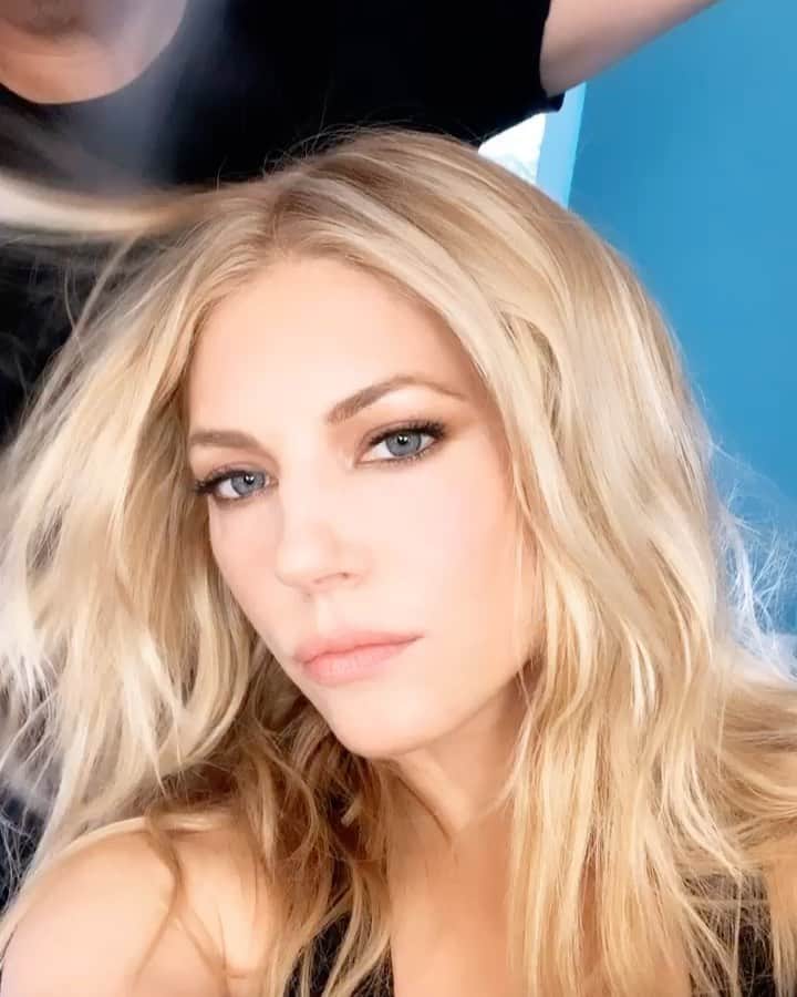 キャサリン・ウィニックのインスタグラム：「Thank you for the beautiful wishes today from all around the world. Love ya! 💕」