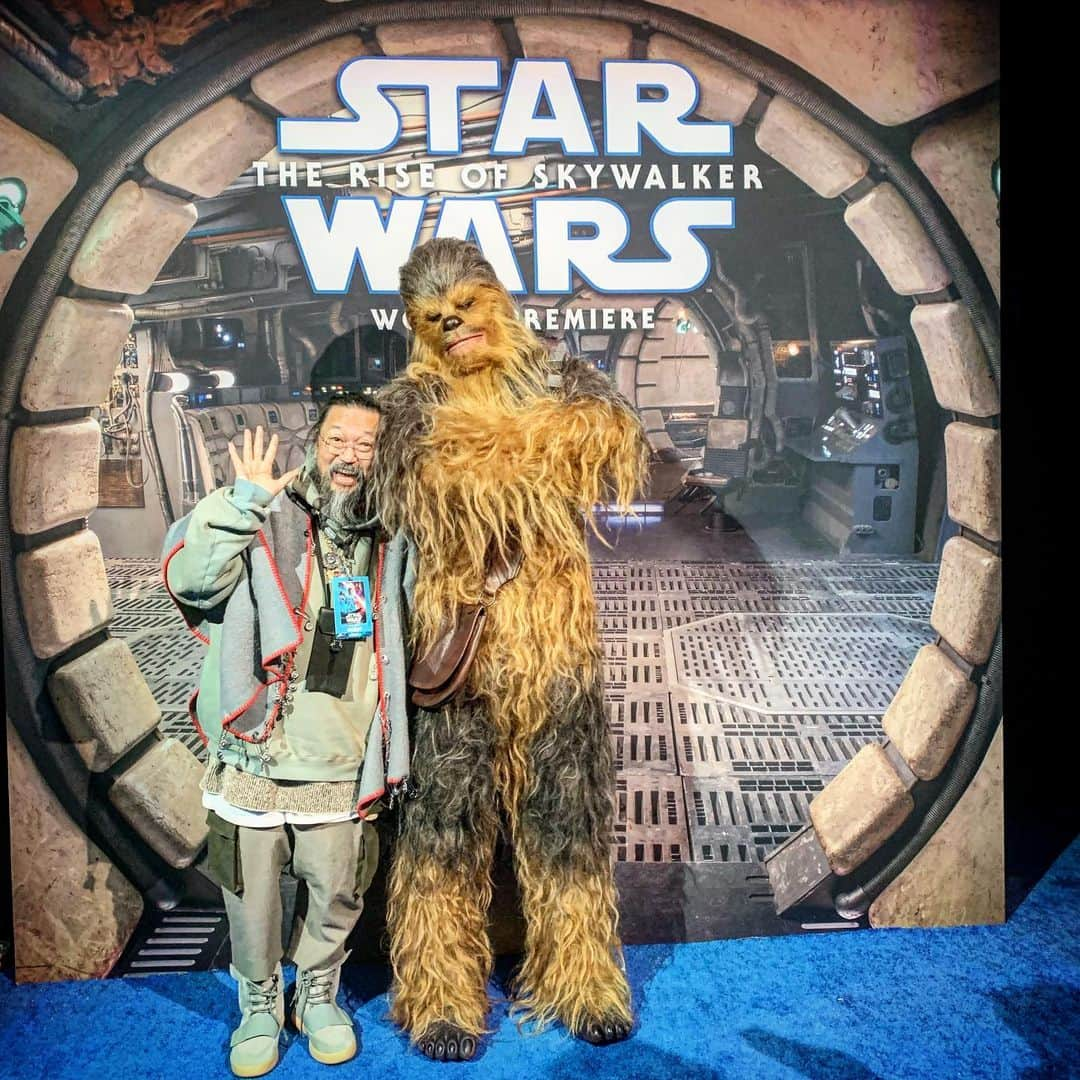 村上隆さんのインスタグラム写真 - (村上隆Instagram)「👉 Continued  I truly believe that there was no one other than JJ who could have carried on the task of directing the main story of Star Wars! What an amazing, superb job you have done! It may not mean much coming from someone like me, and it may be presumptuous of me, but I am a fan of 40 years, since when I was 17, so please allow me to give this praise. And by the way! My cameo appearance! Yes! I was in it! Out of focus, yes, but I was there! Thank you so much, JJ, I feel like I can now die peacefully—I felt so deeply moved. But such a personal feeling immediately blew away as I wept and wept toward the climax of the film. I cried about so many things! Thank you JJ! You have done a job beyond perfect. It was truly amazing! @jjabramsofficial ! Congratulations!  translator: @tabi_the_fat」12月18日 3時29分 - takashipom