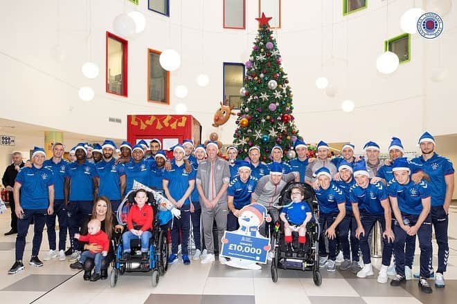 スティーヴン・デイヴィスのインスタグラム：「Great to spend some time with the kids at Glasgow children’s hospital yesterday 💙」