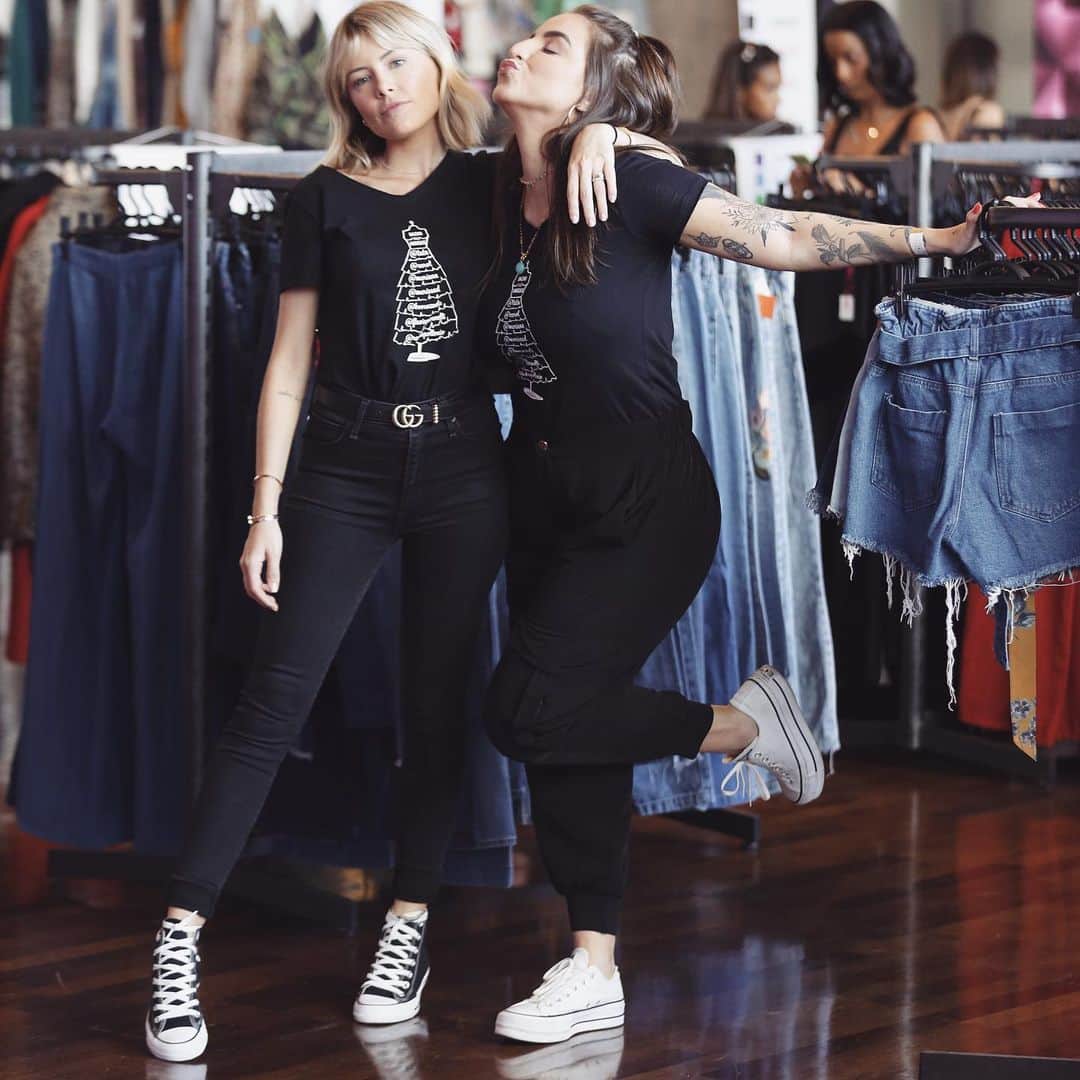 Bruna Unzuetaのインスタグラム：「#BazarDasAmigas ❤️ fotinho pra agradecer a @liliansalmim que fez o Visual Merchandising do nosso bazar! A estrutura ficou demais, a distribuição dos produtos super bem feitas...」