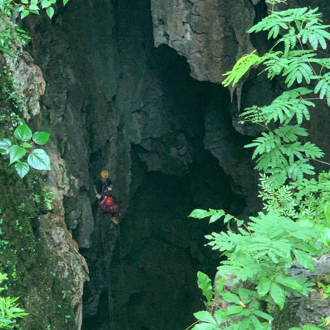 アルトゥール・ザネッティさんのインスタグラム写真 - (アルトゥール・ザネッティInstagram)「Bom hoje foi dia de conhecer o Abismo Anhumas ( outro planeta ). Primeiro uma descida bem tranquila kkkkk de 72 metros de rapel até chegar na estrutura flutuante dentro do abismo. Lá dentro vimos um cenário de outro mundo, com cones de calcário que demoram milhões de anos para se formar, e temos o privilégio de ter o maior do mundo em 80 metros de profundidade.  #abismoanhumas #bonito #ferias #feriascommozão」12月18日 3時47分 - arthurzanetti