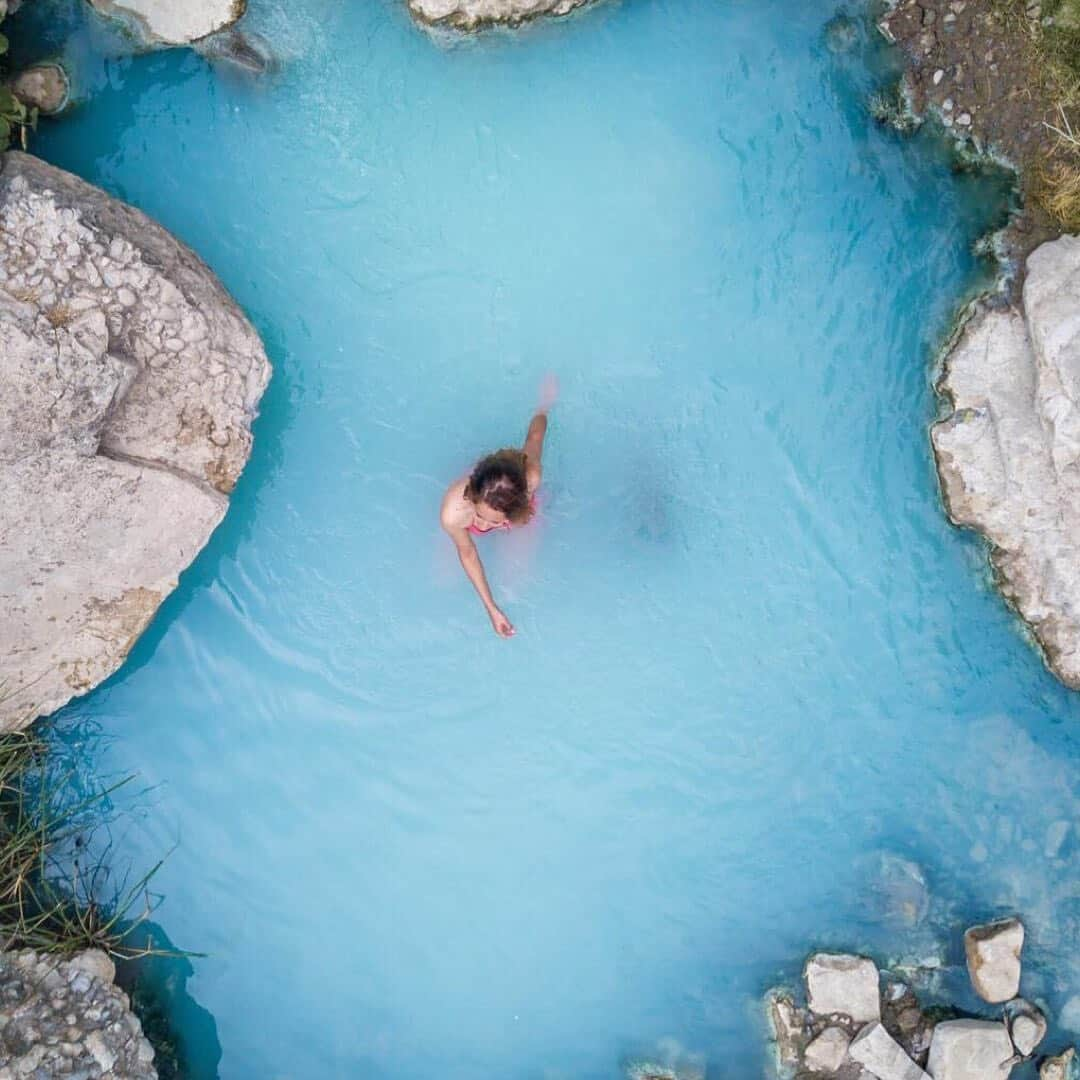 デルタ航空さんのインスタグラム写真 - (デルタ航空Instagram)「This week’s trending #SkyMilesLife topic is the color blue, the beauty of which real SkyMiles Members captured in blue landscapes from around the globe. These stunning images put a whole new spin on the winter blues. The blue water. The blue ice. The blue skies. Thanks for sharing your colorful adventures. Share your most vividly blue moments for a chance to be featured. ⠀⠀⠀⠀⠀⠀⠀⠀⠀ Photos: @foodinstabro, @helloworldtravels, @a.j.mellorphotography, @rikerchance, @kevin_barta」12月18日 3時59分 - delta