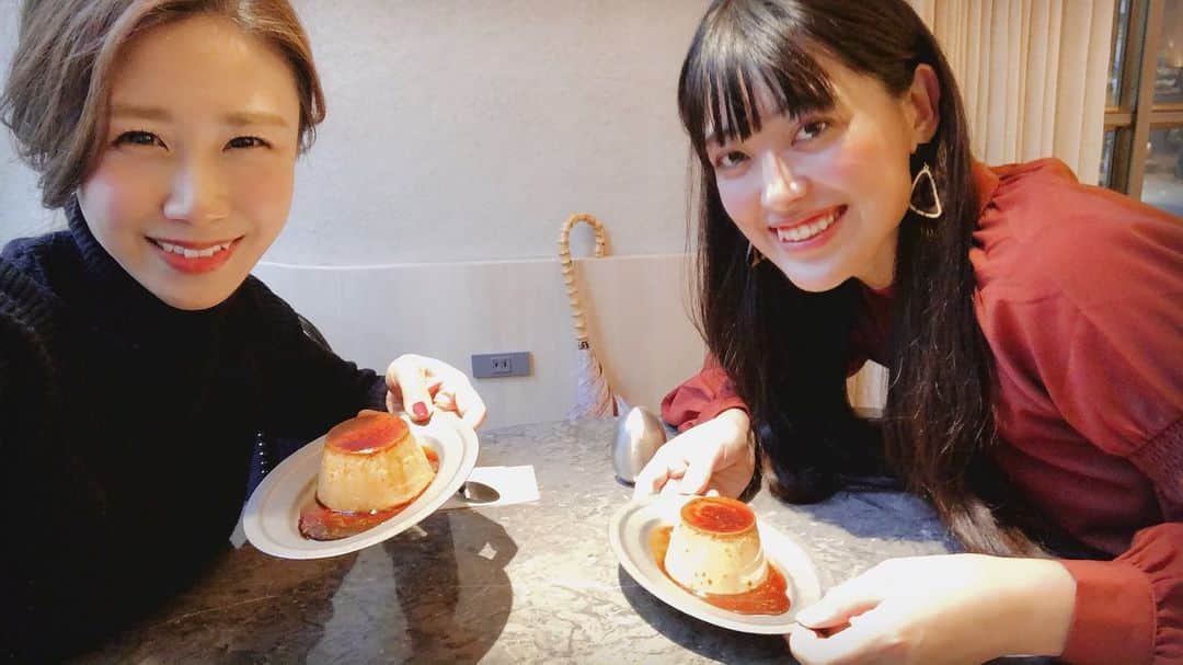 DJ みぃのインスタグラム：「同じ事務所の三崎さんとLunch&🍮最近よく会えて嬉しい💓ここのヲムライスは昔ながらのオムライスに似つつも、またちょっと違う感じで不思議🤔プリンはおとなとこどもの2種類があって私はバニラビーンズや甘さが特徴のこどもプリンに🍮🧒ゆっくりできてオススメです🤗 #kamiyamalobby #ヲムライス #こどもプリン #おとなプリン #三崎さんいつもありがとう #来年もよろしくね」