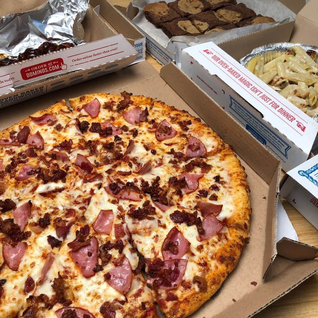 Domino's Pizzaさんのインスタグラム写真 - (Domino's PizzaInstagram)「Raise your ✋ if you wish your holiday potluck looked like this.」12月18日 13時30分 - dominos