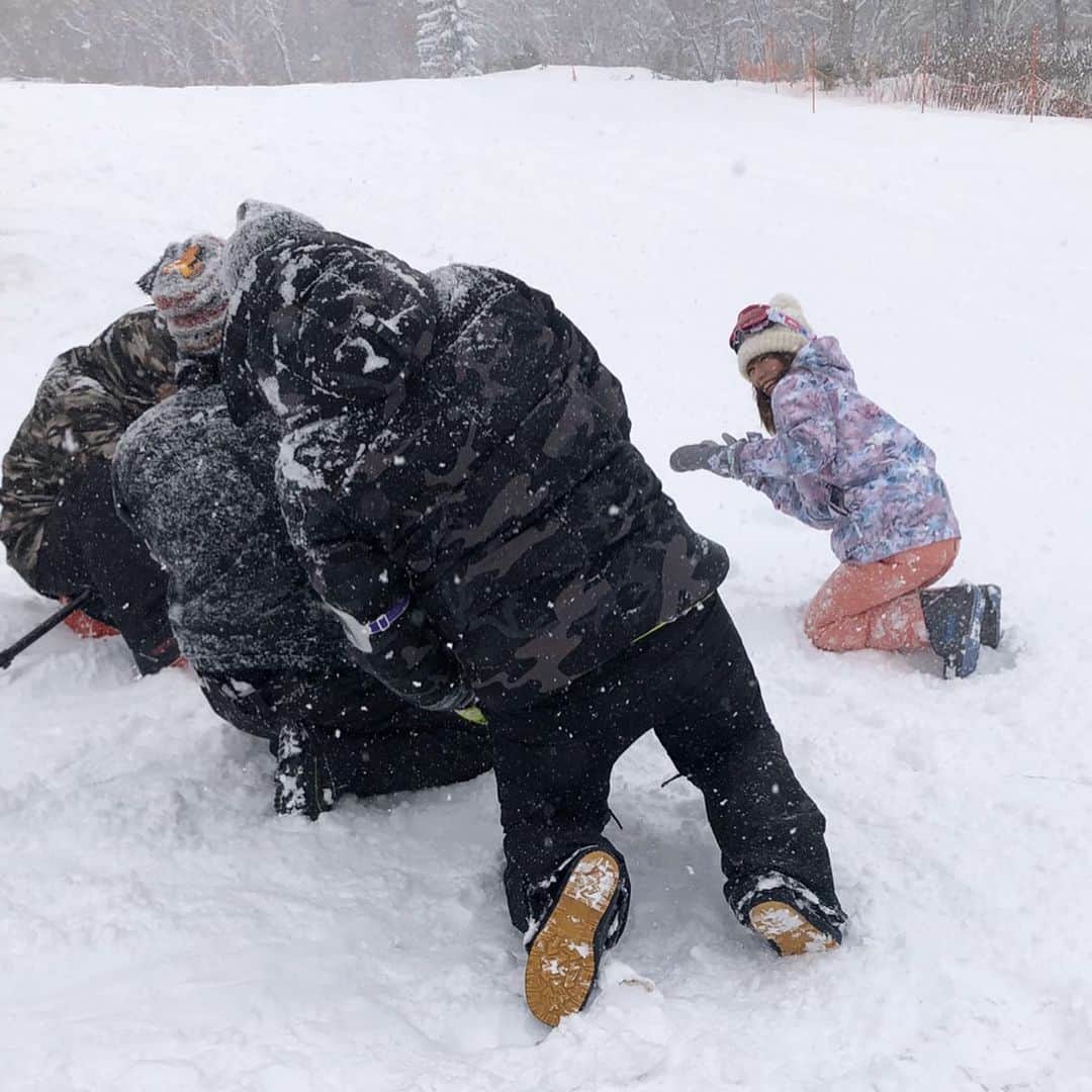 山下愛実（まなみるく）さんのインスタグラム写真 - (山下愛実（まなみるく）Instagram)「. . 撮影でスキー場へ⛷-12°の極寒でした☃️ ほんとにこの撮影チーム楽しくて 寒さ吹っ飛ぶくらい楽しかった😙 (流石に寒さは吹っ飛んでくれなかった)  #寒すぎて顔青ざめてたらしい#危なかった #北海道#雪#吹雪#スキー場#スノボー #スキーウェア#ロケ#撮影#時差投稿」12月18日 13時38分 - manami_ymst