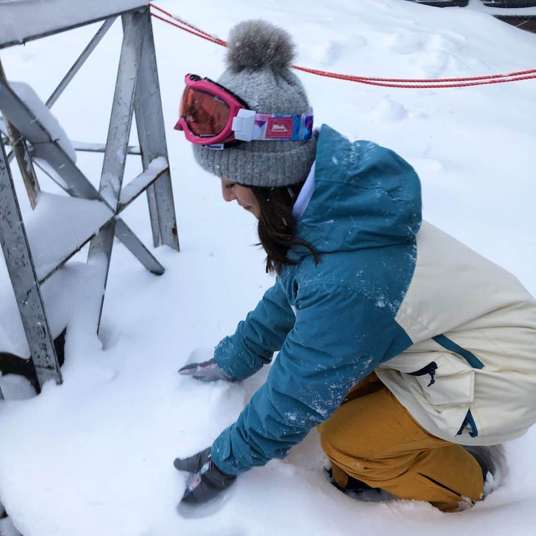 山下愛実（まなみるく）のインスタグラム：「. . 撮影でスキー場へ⛷-12°の極寒でした☃️ ほんとにこの撮影チーム楽しくて 寒さ吹っ飛ぶくらい楽しかった😙 (流石に寒さは吹っ飛んでくれなかった)  #寒すぎて顔青ざめてたらしい#危なかった #北海道#雪#吹雪#スキー場#スノボー #スキーウェア#ロケ#撮影#時差投稿」