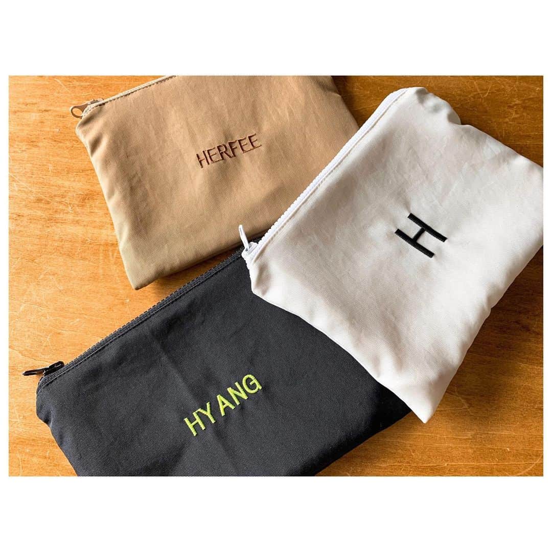 のインスタグラム：「本日盛り沢山でございます。 2020 SS COLLECTIONも立ち上がり、クリスマス限定アイテムも入荷致しました。 そして、この度HERFEE STOREがプチリニューアル致しまして、ポイント制を導入致しました。 12月いっぱいはダブルポイントキャンペーン実施致します。 また送料が改定とりましたので、詳しくはHPをご覧ください🙇‍♀️ そしてそして、プチリニューアルを記念致しまして前回大好評でしたオーダー刺繍ポーチプレゼントキャンペーンもスタートしております。 今回はこの3色。 イニシャルは文字が大きくなりオーダー可能です。 HERFEE STOREにて¥10,000(税抜)以上お買い上げの方が対象となります。 こちらのキャンペーンに関しては注意事項をよくお読みいただきますようお願い致します。 #herfee #herfee_official」