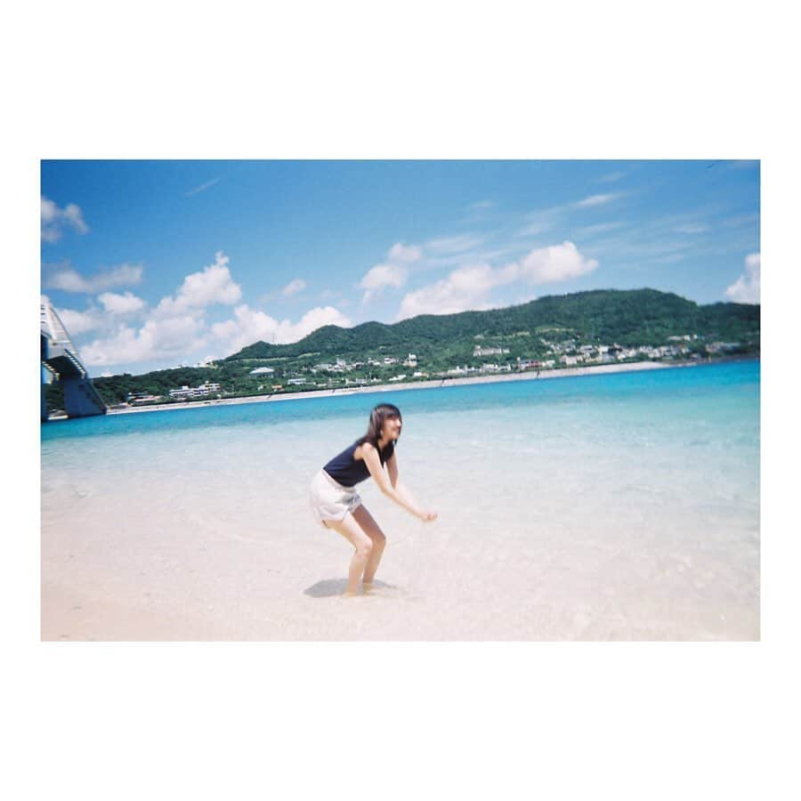 松田るかさんのインスタグラム写真 - (松田るかInstagram)「毎日毎日寒いので、この夏沖縄に帰った時に友達に撮ってもらった写真貼ります◎(ブレは愛嬌) そんなにズボンまくる！？！！？って位ギュッとやってます、少しも服を濡らしたくないと言う強い気持ち、強い愛。 . #filmphotography #沖縄 #オザケン」12月18日 13時57分 - imrukam