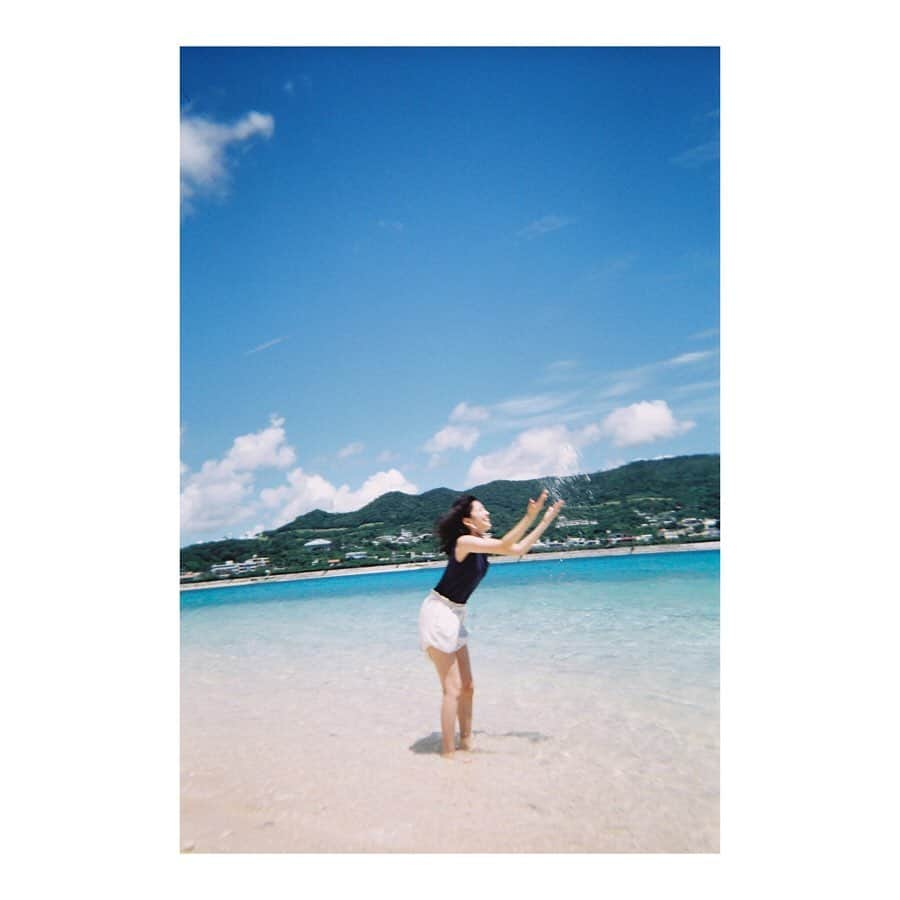 松田るかさんのインスタグラム写真 - (松田るかInstagram)「毎日毎日寒いので、この夏沖縄に帰った時に友達に撮ってもらった写真貼ります◎(ブレは愛嬌) そんなにズボンまくる！？！！？って位ギュッとやってます、少しも服を濡らしたくないと言う強い気持ち、強い愛。 . #filmphotography #沖縄 #オザケン」12月18日 13時57分 - imrukam