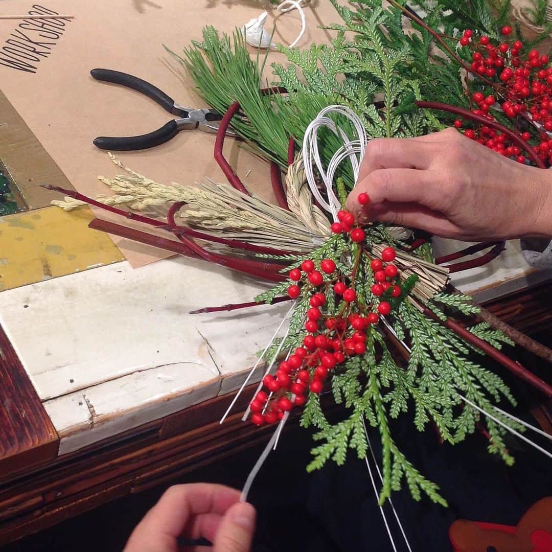 TODAY'S SPECIALさんのインスタグラム写真 - (TODAY'S SPECIALInstagram)「<WORKSHOP-Jiyugaoka> 本日自由が丘店では、フラワーコーディネーターの山本文さんを講師にお迎えして、お正月に飾るしめ縄づくりのワークショップを開催しました。 . サンゴミズキや南天や松のほか、長く垂らしたヒカゲカズラ、お正月飾りでよく見られるアスナロを使います。 . まず干支のねずみを作りました。 細かい作業にはじめ苦戦していましたが、可愛らしいねずみができました！ サンゴミズキは柔らかく、手で曲げて形を作っていきます。 長いものが中々手に入らないというヒカゲカズラは贅沢に垂らしたり、サンゴミズキに巻き付けて仕上げます。 . 他にはない、新年を華やかに迎えるお飾りができあがりました。 . #todaysspecial #トゥデイズスペシャル #jiyugaoka #自由が丘 #ts_report」12月18日 13時53分 - cibone_ts