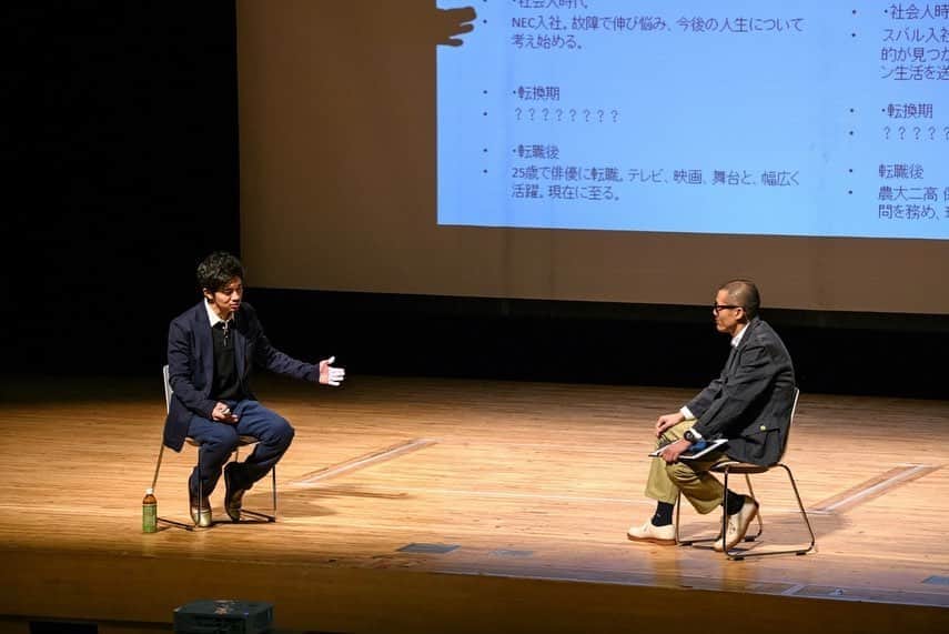 和田正人さんのインスタグラム写真 - (和田正人Instagram)「群馬県にある #東京農大二高 の「社会人講習会」に講師としてお邪魔しました。箱根駅伝の同期でもある陸上部顧問 #城戸口直樹 先生との対談形式のトークショー。1800名の生徒の前はさすがに緊張したぞ。ただ皆さん、物凄いハイテンションで迎えてくれたので、とても楽しかったし嬉しかった。生徒さん、先生方、関係者の皆さん、本当にありがとうございました。陸上部は今週末の #全国高校駅伝 に群馬県代表として出場するので全力で応援するぞ！！」12月18日 13時53分 - daaaaaawaaaaaa
