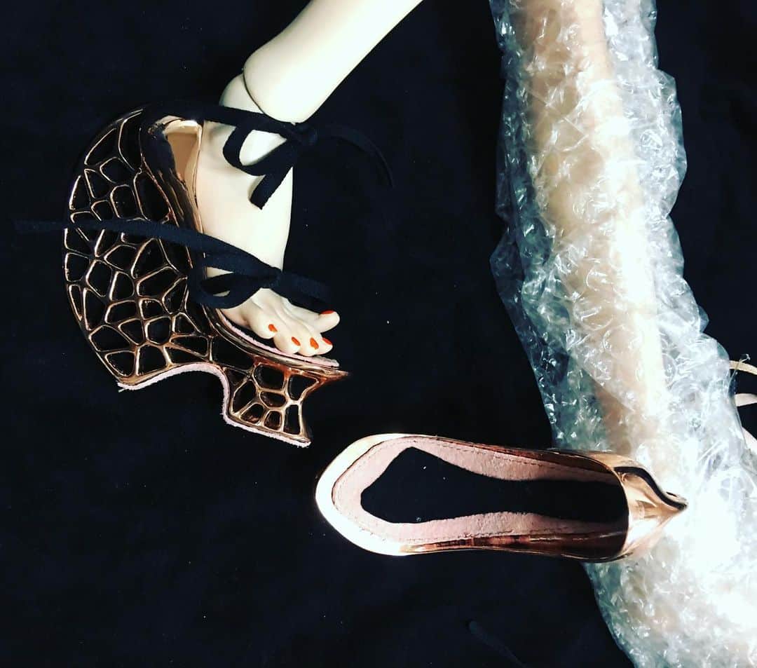モトナリ オノさんのインスタグラム写真 - (モトナリ オノInstagram)「靴のデザインと3Dでの原型作り。 靴の素材は真鍮。 #bjd #balljointeddoll #shoesdesign #anudo_official #motonariono」12月18日 14時02分 - motonari_ono