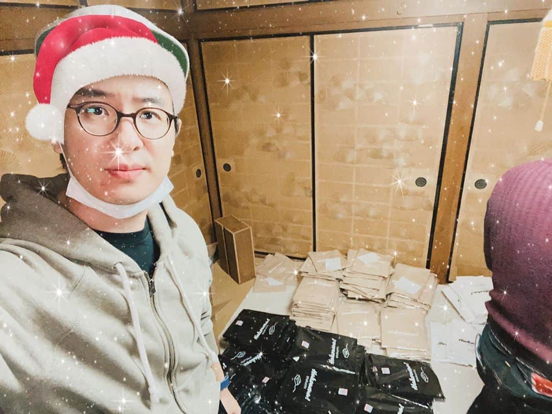 瀬戸弘司のインスタグラム：「メリークリスマス♪🎄 昨日は「新作箱馬Tシャツ」の発送作業を劇団員総出で行なっておりました！  おそらく年内には届くと思いますので、お楽しみにお待ち下さいねくりすます！  SNOWで加工するの楽しいね！ 1枚目の画像、鼻くそ光ってるみたいになったよ！！！ #箱馬 #箱馬tシャツ #箱馬のある生活 #hakouma」