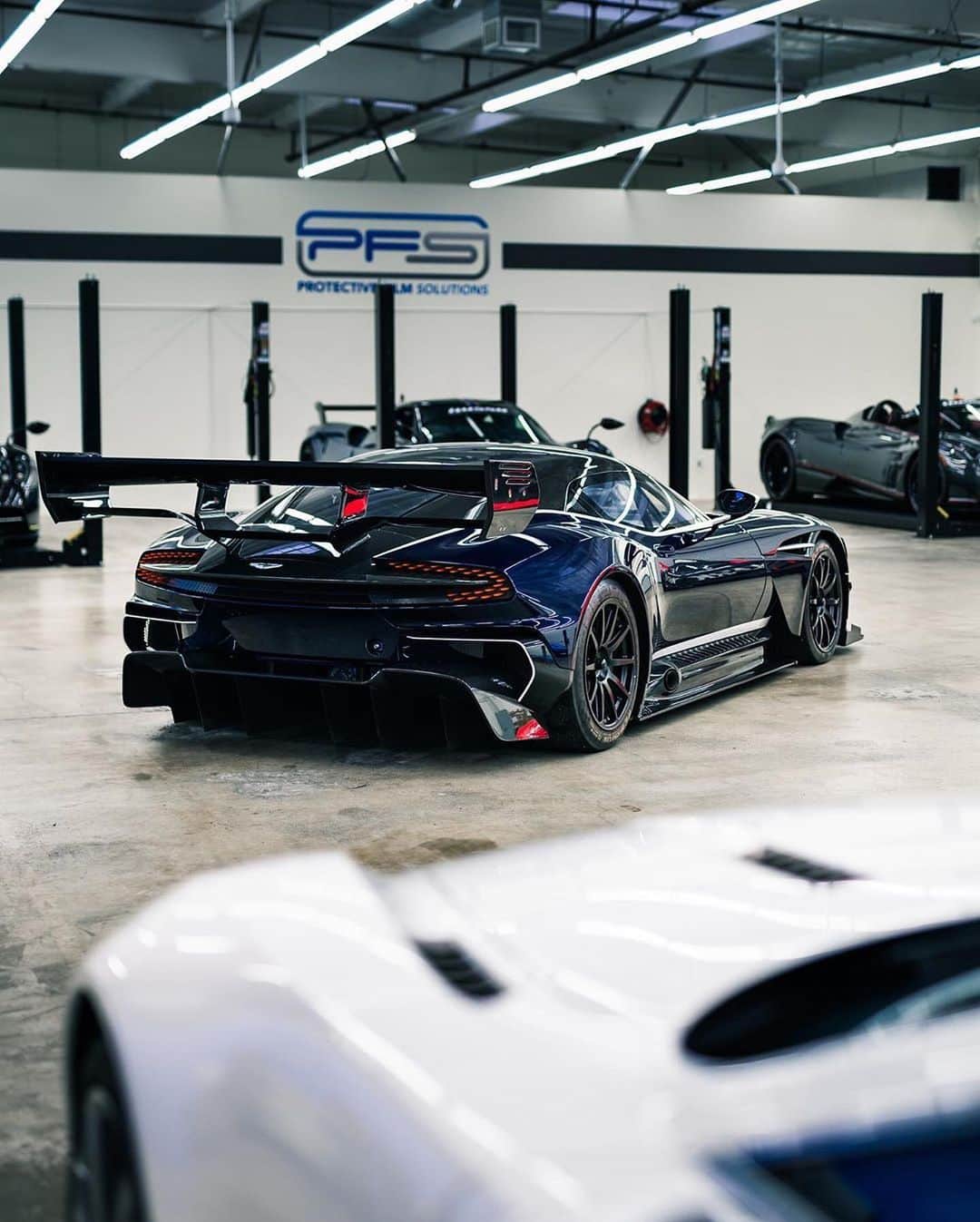 CarsWithoutLimitsさんのインスタグラム写真 - (CarsWithoutLimitsInstagram)「Aston Martin Vulcan Photo @rmg.autos  #carswithoutlimits #astonmartin #vulcan」12月18日 14時15分 - carswithoutlimits