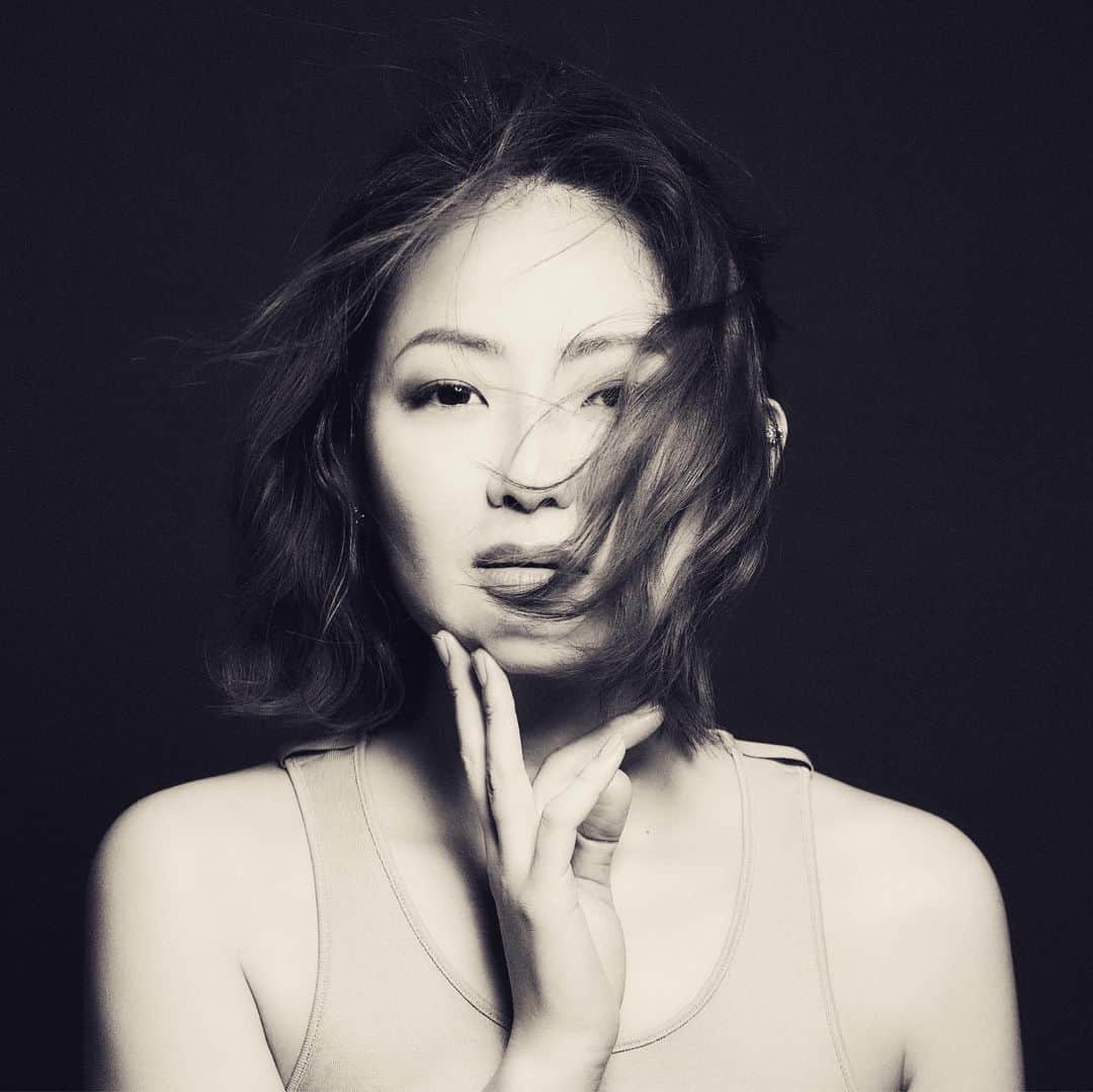 宮本美季のインスタグラム：「New Photo❤️ 凛 静 強 柔 包 優  いつも綺麗にしてくれる @looper_hair_and_make_up のサトエリちゃん。感謝。 そしていつも素敵に撮ってくれるカメラマン、なべらまんさんにも超感謝。 ありがとう。  #新しいビジュアル #宮本美季 #kokoro #2/19リリース」