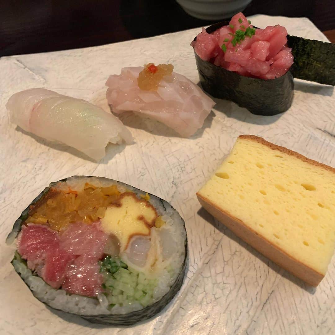 ワン・ビンナさんのインスタグラム写真 - (ワン・ビンナInstagram)「스시선수는 점심에도 맛있구나👍🏻 사진 잘 찍다가 꼭 막판에 몇 코스는 정신없이 먹느라 놓히고마는🤦🏻‍♀️ #맛점하셨나요😋」12月18日 14時38分 - bitnawang