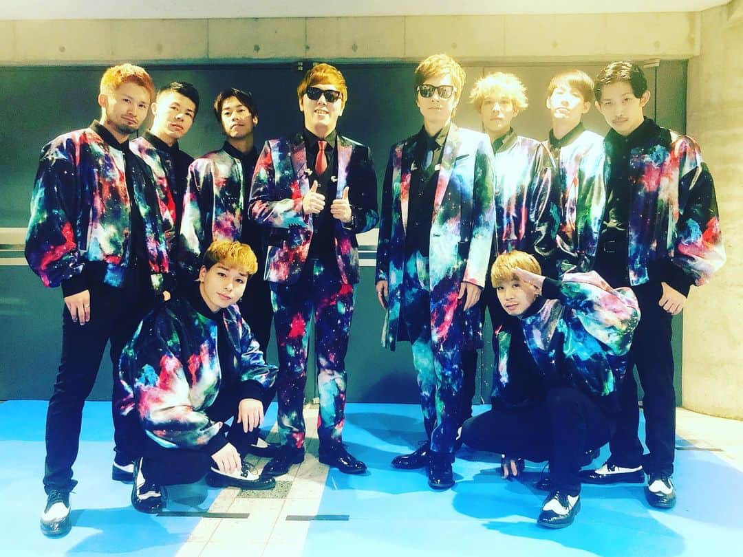 嶋田遼太郎のインスタグラム：「先日行われたyoutubefanfest2019にて HIKAKINさんSEIKINさんの新曲 「夢」のライブバックダンサーをさせて頂きました😎😎🕺 youtubeにてその様子もupされています！  只今夢のMVも公開中！  歌詞に注目！🔥 映像に注目です🔥  #HIKAKIN#SEIKIN#夢#dancer #ytff #ytff2019」