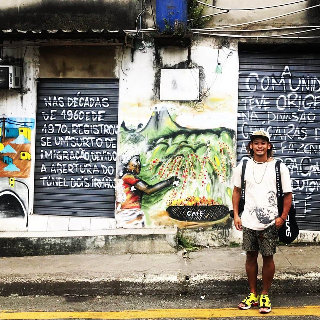 五十嵐恭雄さんのインスタグラム写真 - (五十嵐恭雄Instagram)「#ブラジル 貧困街　#ファベーラ の #壁画 がすごく好きな感じ✍️ ファベーラ を題材にした映画 #cityofgod の #supreme のTシャツを着て行きました。🐕 この映画オススメですー！！👏 写真禁止の区域はギャングがいるからだったようで、意識して見てみたかったなぁって。  #brazil  #旅 #旅人 #南米 #trip #tripper #photographer」12月18日 6時03分 - yasuo_ikarashi_