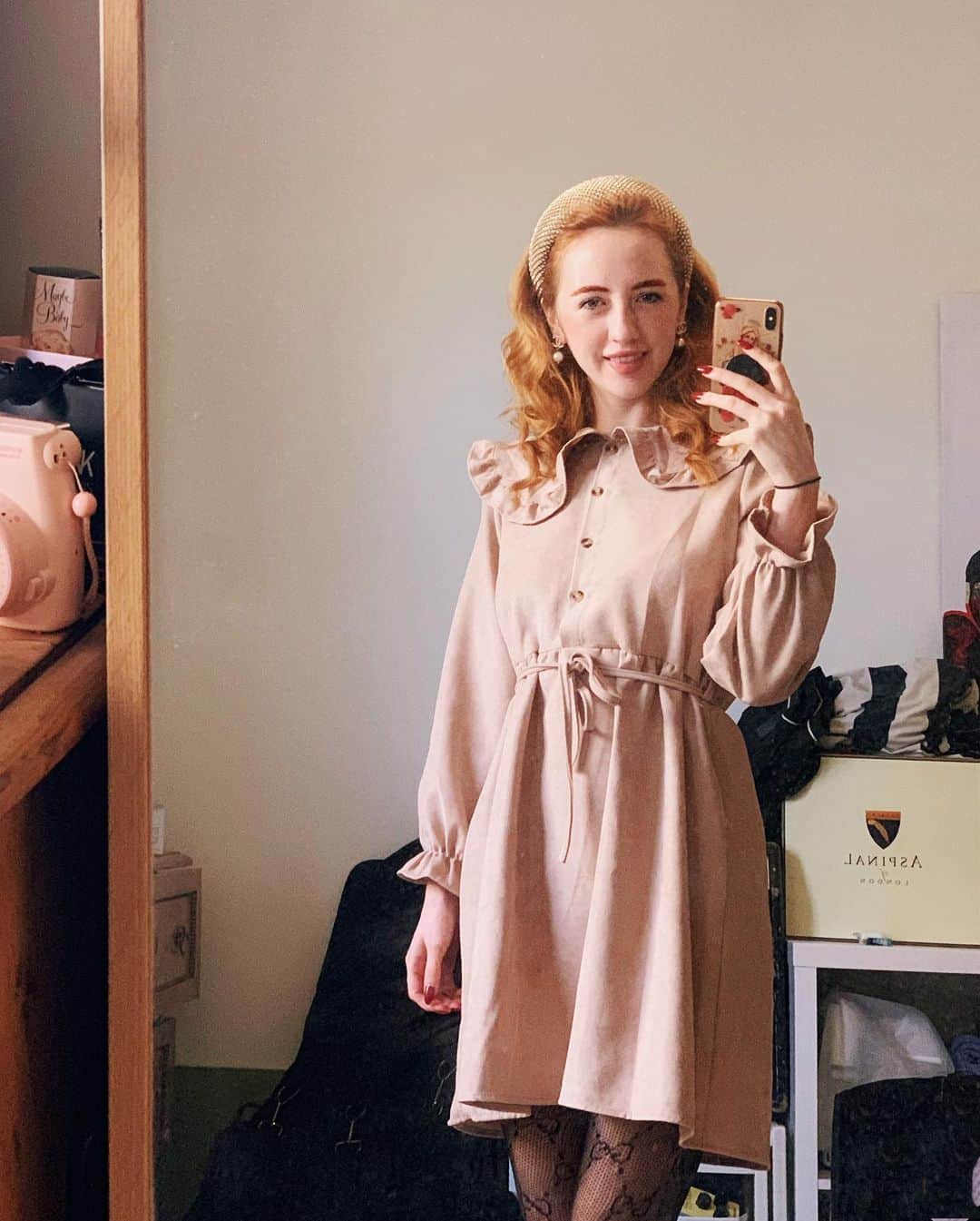 ベッキー・クルーエルのインスタグラム：「outfit for visiting the cars exhibition at the v&a on Sunday! I loved seeing all the retrofuturistic designs, the pristine old models, the history behind streamlining production, automation and robotics, and the civil impact from loss of jobs as an impact of efficiency, a problem we still are having 100 years on. ⁣ ⁣ headband zara ⁣ dress aliexpress」