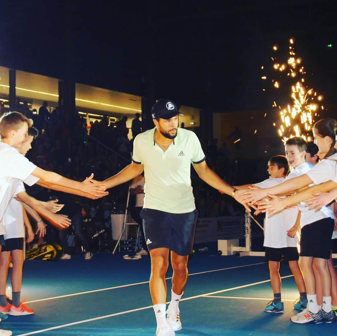 ジョー＝ウィルフリード・ツォンガのインスタグラム：「Après quelques bons matchs la semaine dernière, retour à l’entraînement cette semaine ! 👊🏽 Merci @opentcbdp pour ce joli tournoi ce week-end ! 😉👌🏼 #tsongateam #training #backtowork」