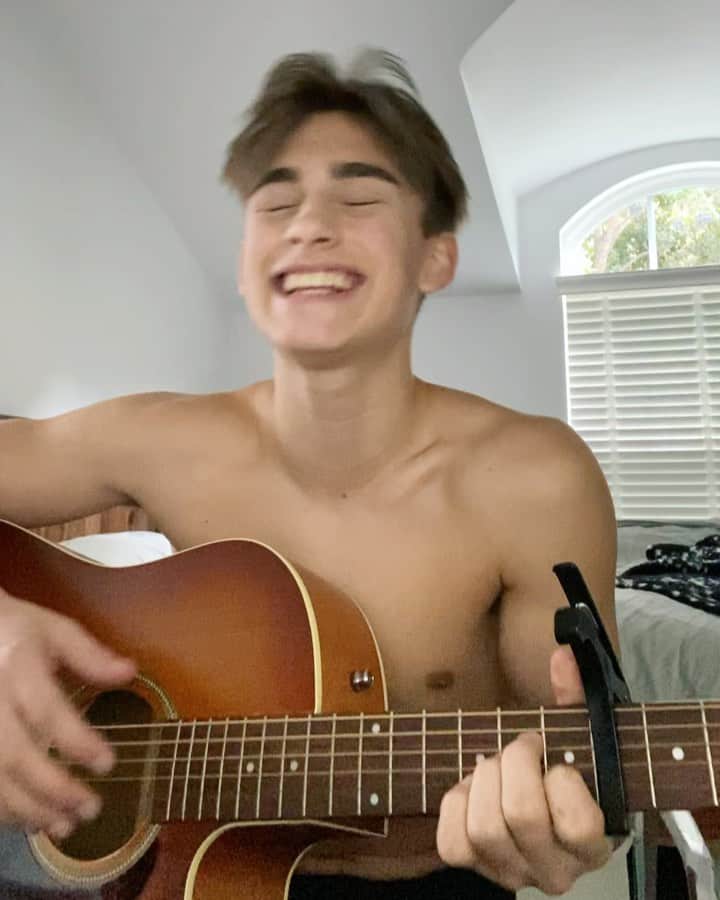 のインスタグラム：「excuse the hair i just woke up but SHOOIIINE」