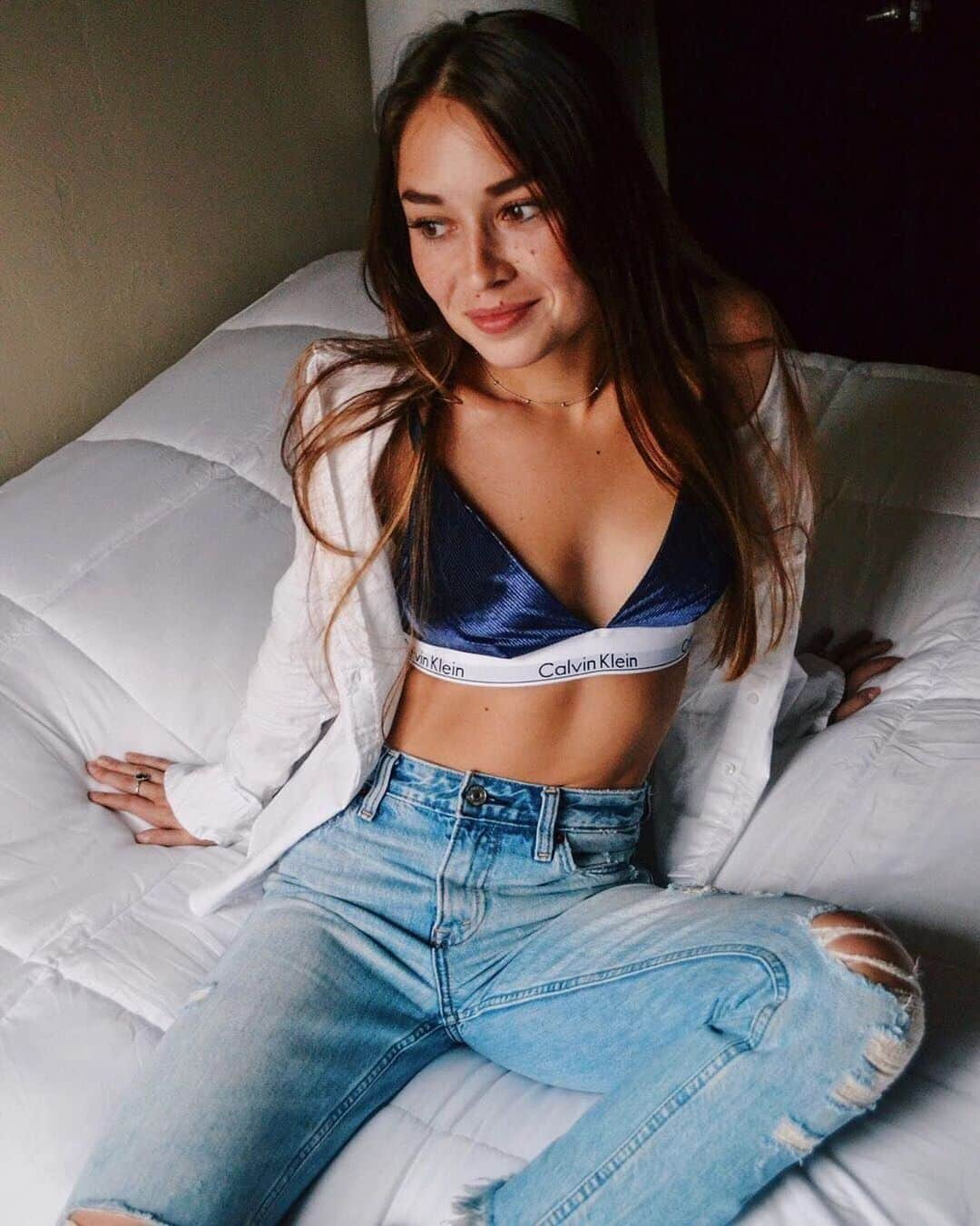 Calvin Kleinさんのインスタグラム写真 - (Calvin KleinInstagram)「#Holiday wardrobe ✔️ @mashutka94 gets in the #CKHOLIDAY spirit with our must-have #ModernCotton velvet bralette. ⁣  Show us how you style yours? ▷ ⁣ 📸: Jeff Largent ⁣  Tap to shop #CALVINKLEIN:  Modern Cotton Velvet Unlined Triangle Bralette [US, EU]」12月18日 6時18分 - calvinklein