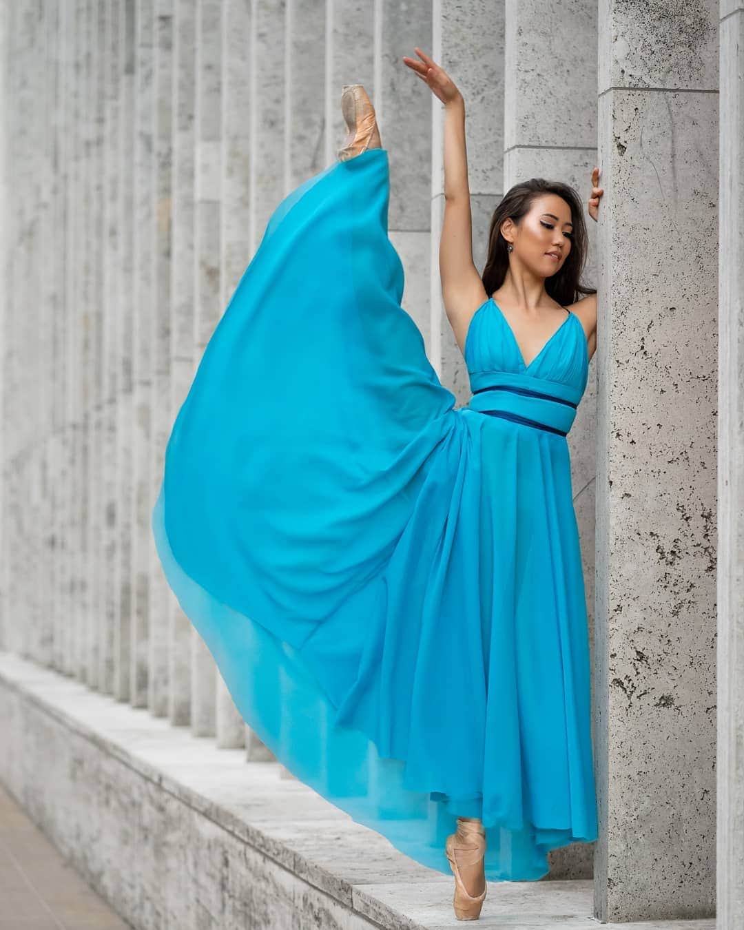 Lily Saito (齊藤莉理)のインスタグラム：「The things we do for love 💙 #PictonMagazine |📸 @lekstudios | |💄 @karats.bychloe | |👗 @meredithcgill |」