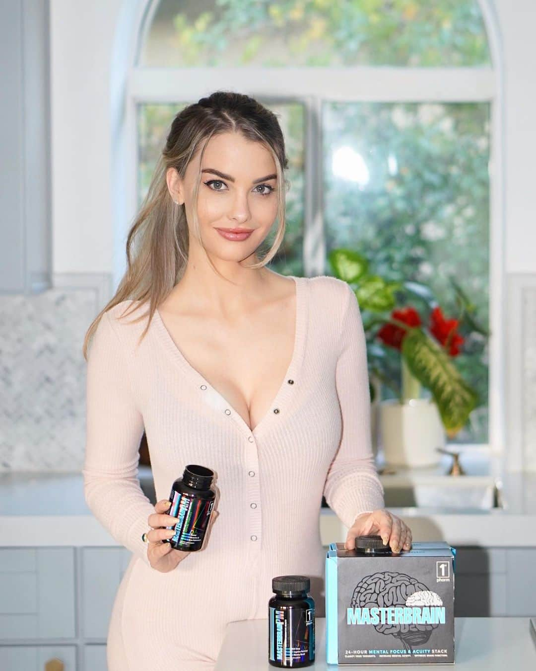 エミリー・シアーズさんのインスタグラム写真 - (エミリー・シアーズInstagram)「How’s your brain health? @1stphorm master brain helps nourish the most important part of our bodies. People always say health is ‘body mind and soul’ and we all focus on the body too much and forget the mind, when nothing operates without the brain. #1stphorm #iam1stphorm #brainhealth #supplements #health」12月18日 6時35分 - emilysears