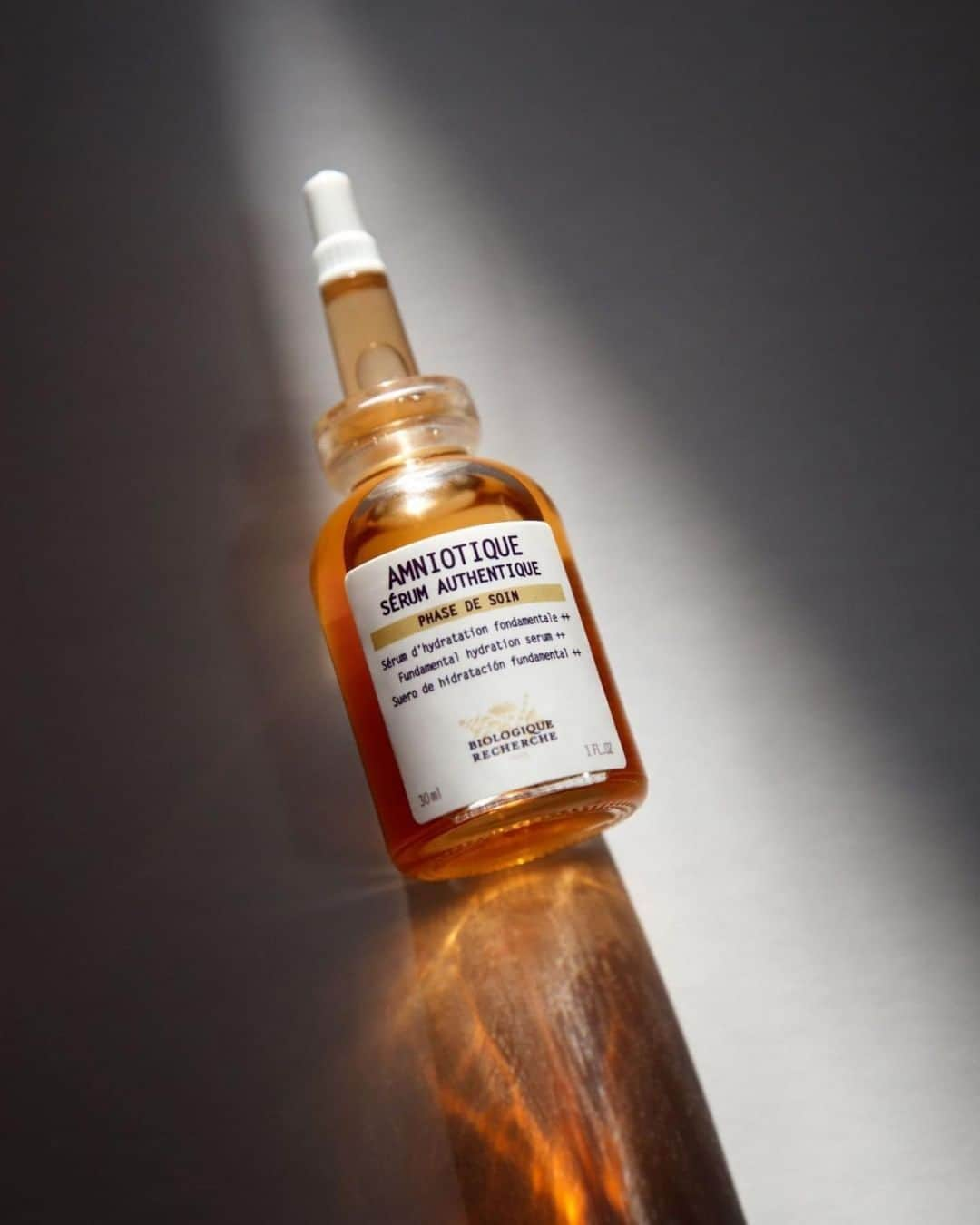 Biologique Rechercheさんのインスタグラム写真 - (Biologique RechercheInstagram)「Sérum Amniotique är ett av våra återfuktande serum som precis fått sin formula uppdaterad till 2.0! Passar en hy i behov av näring och fukt, optimalt för vintern. Den allra känsligaste huden kan även ha denna då den reparerar, lugnar och skyddar med peptider som liknar vår egen huds uppbyggnad. - Har du provat den nya formulan? - Ni hittar den hos alla våra återförsäljare i landet (taggade i bilden).」12月18日 6時38分 - biologique_recherche_sverige