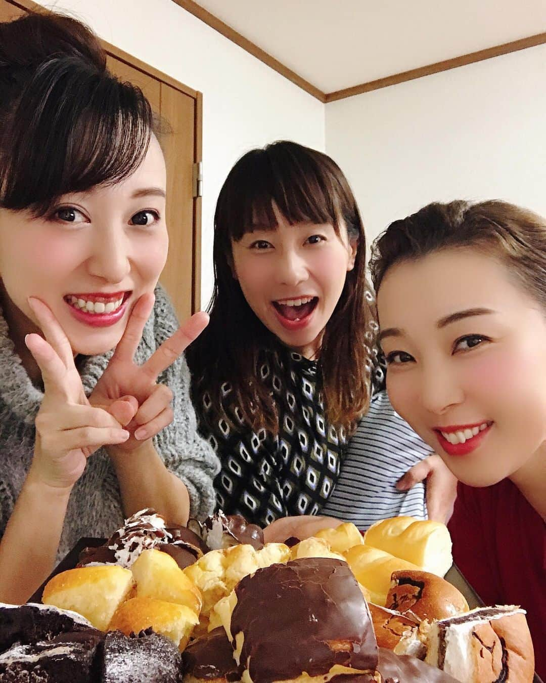 中西麻里衣さんのインスタグラム写真 - (中西麻里衣Instagram)「よしことさやかが遊びに来てくれました〜🏠✨ 2人の子供達も一緒でみんなでわいわい楽しい時間🥳２日続けて同期に会えて幸せでした♡ #87期#パン祭り#賑やか#わいわい#男の子まま#同期らぶ#トーク#話尽きない#また近々#楽しすぎた#ありがとう#元気でた」12月18日 6時40分 - 87marii