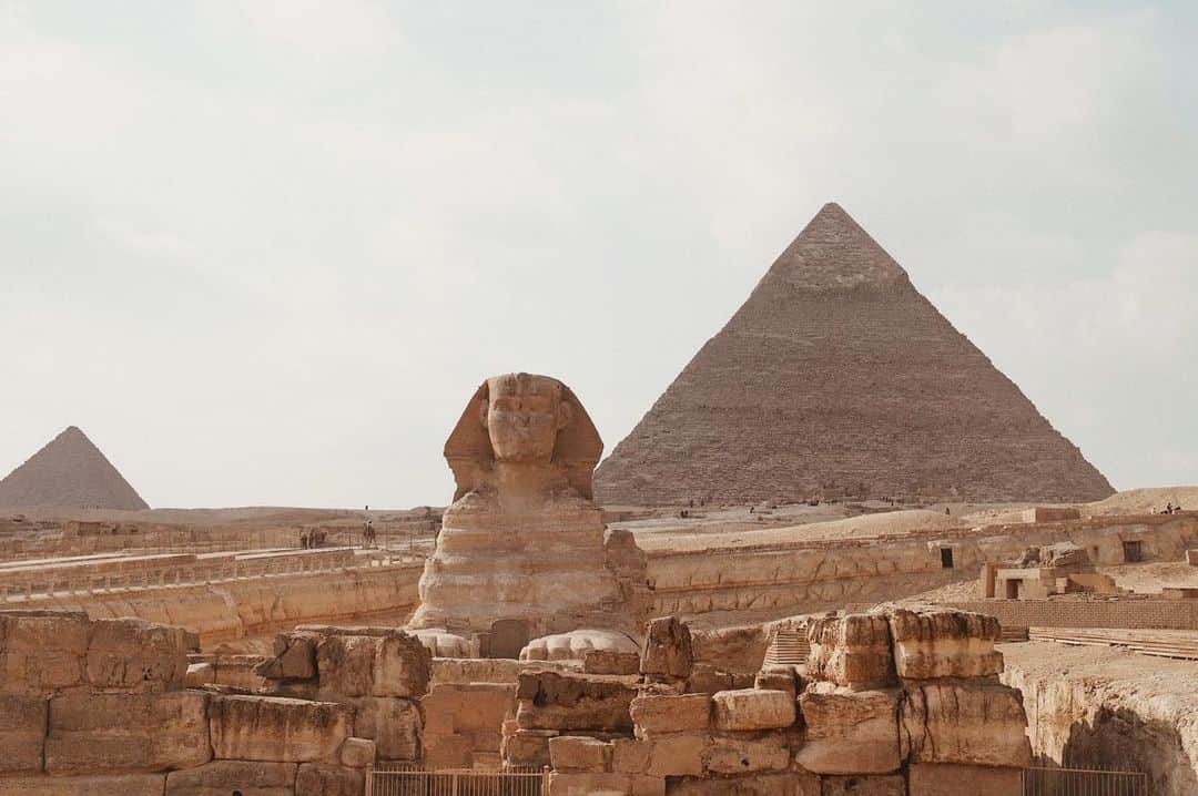 ジョアナ・サンスさんのインスタグラム写真 - (ジョアナ・サンスInstagram)「¿Quién quedó mejor? 🧐 #Egypt #pyramids #giza #sphinx #cairo」12月18日 6時51分 - joanasanz
