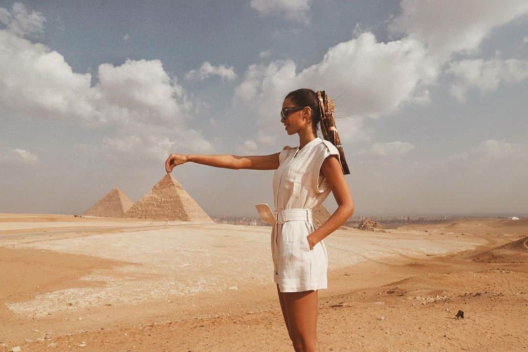 ジョアナ・サンスさんのインスタグラム写真 - (ジョアナ・サンスInstagram)「¿Quién quedó mejor? 🧐 #Egypt #pyramids #giza #sphinx #cairo」12月18日 6時51分 - joanasanz