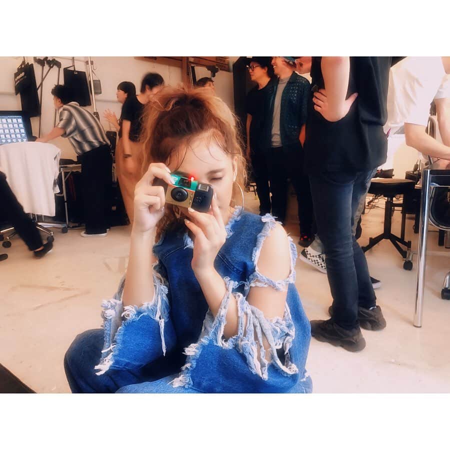 Beverlyさんのインスタグラム写真 - (BeverlyInstagram)「They’re busy discussing. Meanwhile, I’m minding my own business.  lol #beverly #ビバリー #INFINITY #尊い #offshot」12月18日 6時58分 - beverly_official_