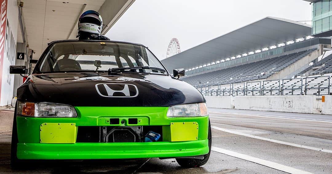 のインスタグラム：「_ My Honda PP1 BEAT at Suzuka International Circuit "SUZUKA CIRCUIT TIME ATTACK" _ _ Shot on Dec-17 2019 "SUZUKA CIRCUIT TIME ATTACK" organized by @aslan_inc_japan at Suzuka International Circuit _ owner: @mistbahn photo: @mistbahn _ _ Unfortunately it was a rainy day. The track was wet, but I enjoyed the track. 1st session: 2'55.902 2nd session: 2'56.047 I'm satisfied of these lap time marked on the wet track. _ _ JP) 2019年12月17日、鈴鹿サーキット国際レーシングコース(鈴鹿フルコース)で開催されたアスランさん( @aslan_inc_japan )主催の「SUZUKA CIRCUIT TIME ATTACK」にて撮影。 _ 残念ながら雨で、ウェットだったケド、両セッションともコンディションにしては満足のいくタイムを出せて楽しめました。 午前枠：2分55秒902 午後枠：2分56秒047 _ _ #suzukacircuittimeattack #scta #aslan #アスラン #aslan_inc_japan #suzukacircuit #suzukainternationalcircuit #鈴鹿サーキット #hondabeat #hondabeatpp1 #pp1beat #ホンダビート #pp1 #beatpp1 #e07a #mtrec #trackaddict #timeattack #timeattackjapan #kcar #keicar #軽自動車 #rsmach #rsマッハ #a050 #advan #te37 #rays #trackcar #hondasontrack」