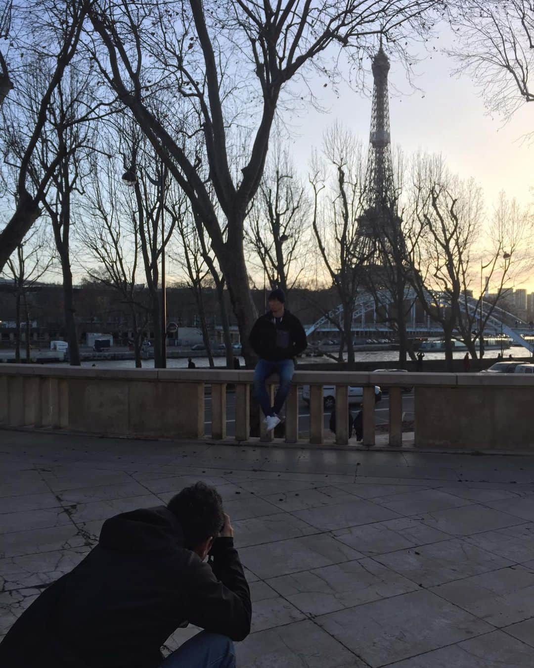 福澤達哉のインスタグラム：「*** Japanese journalists came to Paris for our home game. We took some photos with the amazing scenery. I’m a good model,right??😜lol I love ❤️ Paris🗼 #フランス #パリ #写真撮影 #モデル気取り #バレーボールせぇ #パタゴニアのフリース #ラコステのニット帽 #今持ってる私服のすべて #やっぱパリジャンとしては #ロングコートにマフラーやったかなー #モデル気取り #バレーボールせぇ #ここがボクのアナザースカイ！！ #バレーボールせぇ #チャオ」