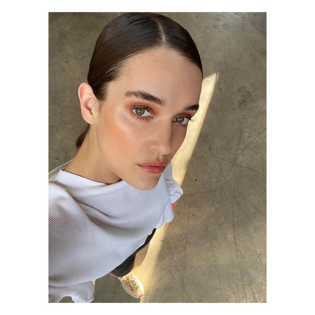 ケイト・ハリソンのインスタグラム：「When @ashleeroseboots touches your face ✨💄🙌🏼✨」