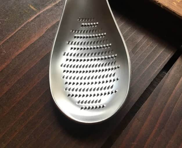 UchiCookさんのインスタグラム写真 - (UchiCookInstagram)「The Grater Spoon is an amazing tool for zesting, grating and stirring all in one!  The solid-bottom lets food remain on the spoon which allows you to stir in what you’ve just grated! You can only grate as much as necessary✨  Get yours on our website ♨ www.uchicook.com - - - - #uchicook #stainlesssteel #graterspoon #homedesign #homechef #cheflife #kitchenlife #kitchenware #foodie #instafoodie」12月18日 7時29分 - uchicook