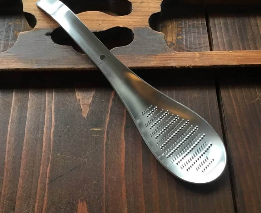 UchiCookさんのインスタグラム写真 - (UchiCookInstagram)「The Grater Spoon is an amazing tool for zesting, grating and stirring all in one!  The solid-bottom lets food remain on the spoon which allows you to stir in what you’ve just grated! You can only grate as much as necessary✨  Get yours on our website ♨ www.uchicook.com - - - - #uchicook #stainlesssteel #graterspoon #homedesign #homechef #cheflife #kitchenlife #kitchenware #foodie #instafoodie」12月18日 7時29分 - uchicook